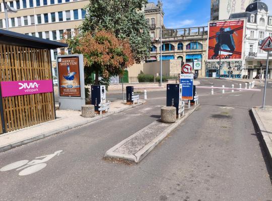 Voies de sortie du parking avec barrières et abri à vélos Divia Vélopark.