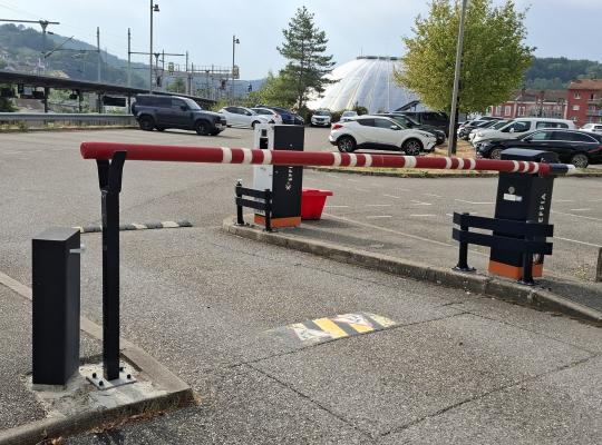 Voie de sortie du parking EFFIA Gare P2 équipée d'une barrière automatique et d'une borne de validation.