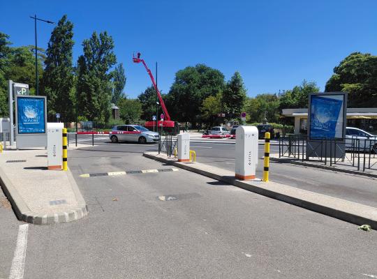 Voies de sortie du parking P2 munies de bornes de contrôle, de barrières levantes et de panneaux d'affichage.