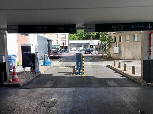 Voies de sortie du parking couvert avec barrières automatiques vers Paris et Bordeaux.