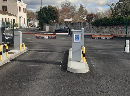 Voies de sortie équipées de bornes de paiement et de barrières automatiques au parking EFFIA Gare de Bois-le-Roi Sud.