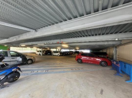 Premier étage couvert du parking Saint-Paul avec emplacements réservés aux motos.