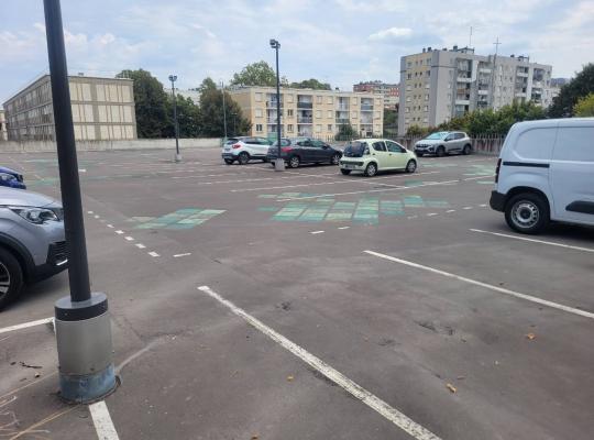 Dernier niveau en terrasse découverte du parking Saint-Paul avec places stationnées.