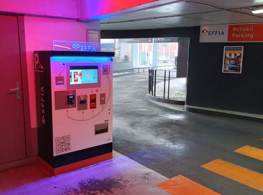 Caisse automatique de paiement EFFIA située dans la zone de circulation intérieure du parking.