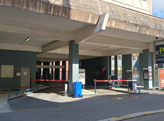 Entrée couverte du parking P2 Gare de Rouen accessible 24h/24 avec barrières automatiques.