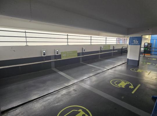 Emplacements de stationnement réservés à la recharge des véhicules électriques au niveau 1b.
