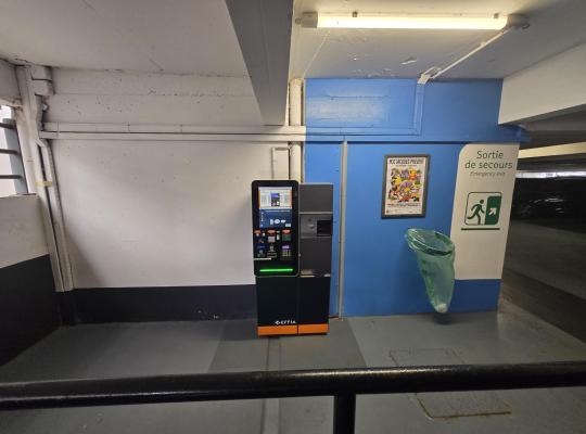 Borne de paiement automatique EFFIA située à proximité d'une sortie de secours.