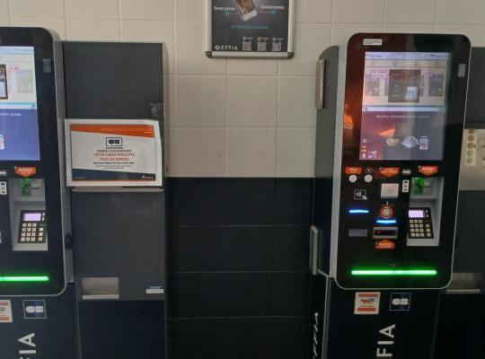 Caisses automatiques de paiement par carte bancaire situées à l'intérieur du parking EFFIA.
