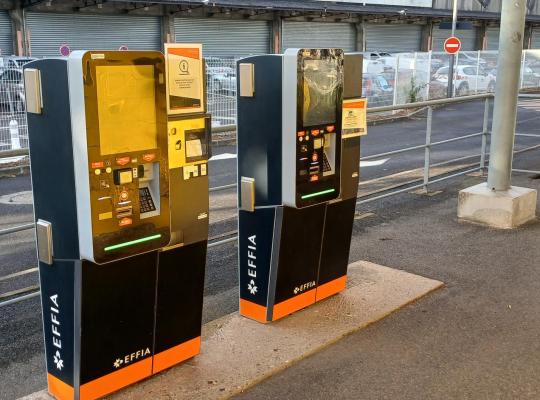 Caisses automatiques de paiement EFFIA installées en extérieur à proximité du parking.