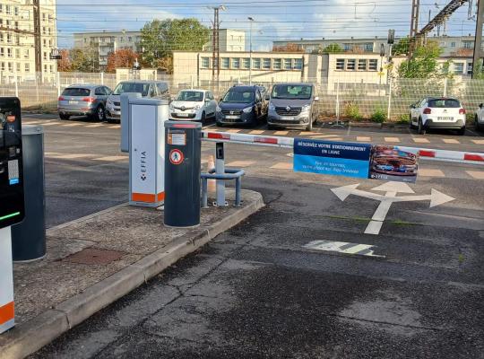 Voies d'entrée et de sortie équipées de bornes et barrières automatiques EFFIA.