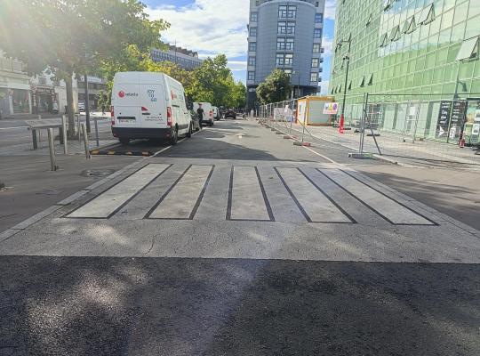 Allée de circulation avec passage piéton menant le long de la dépose-minute de la gare.
