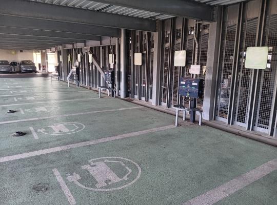 Emplacements réservés à la recharge des véhicules électriques au sein du parking.