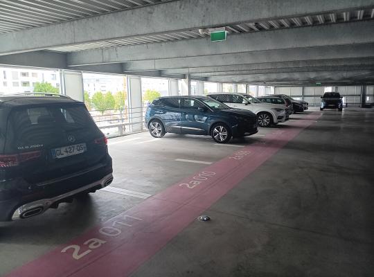 Emplacements numérotés et guidage à la place au niveau 2a du parking couvert.