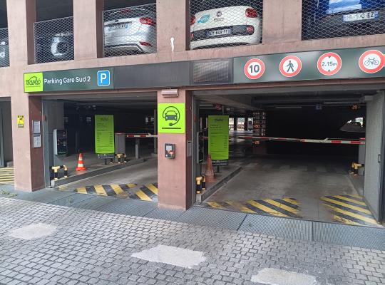 Entrée du parking Gare Sud 2 indiquant le gabarit maximal et l'accès réservé.