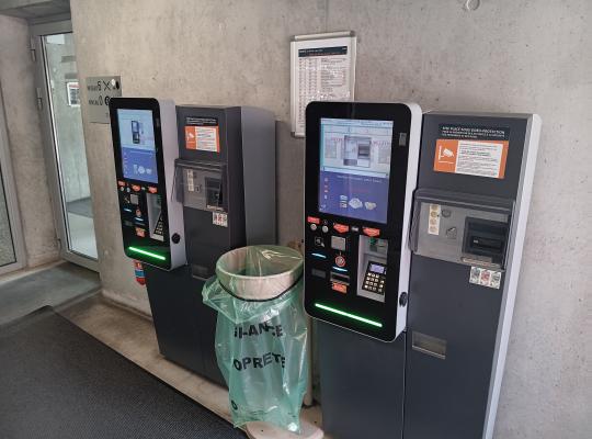 Caisses automatiques de paiement par carte bancaire et espèces à l'intérieur du parking.