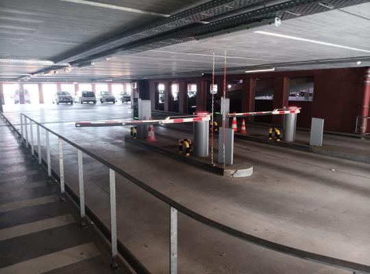Voies d'accès et de sortie intérieures équipées de bornes et barrières automatiques.