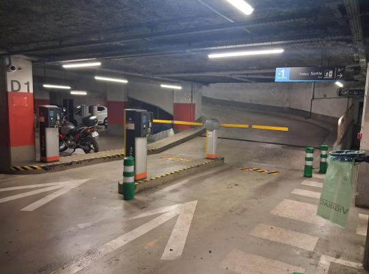 Voies de sortie équipées de bornes EFFIA, de barrières jaunes et d'un passage piéton marqué au sol.