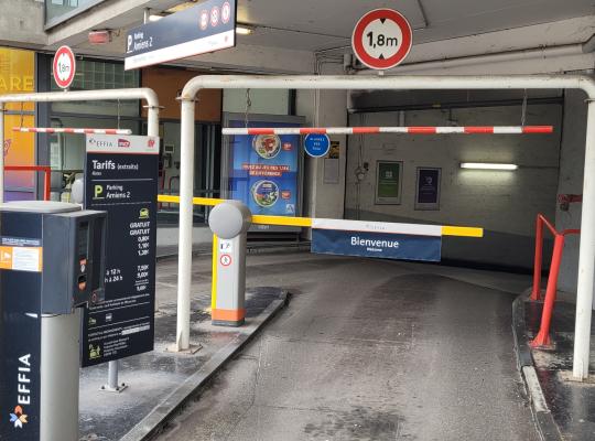 Accès au parking EFFIA Amiens 2 équipé de bornes de contrôle à tickets, d'un gabarit de hauteur à 1,80 m et de barrières automatiques.