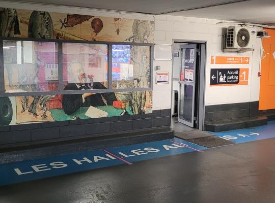 Zone d'accueil du parking couverte de fresques murale illustrées, située au niveau -1 à côté des accès piétons.