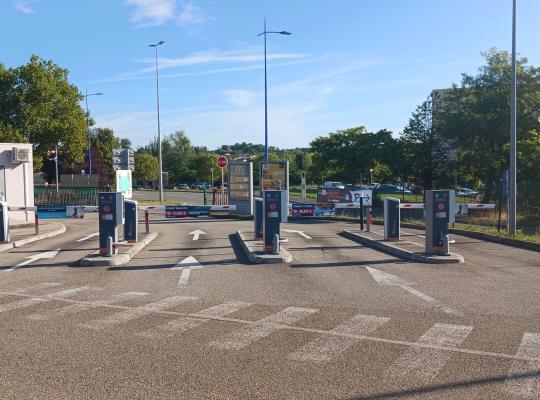 Voies de sortie du parking P1 dotées de bornes de contrôle à tickets et de barrières automatiques.