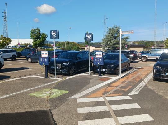 Emplacements réservés à la recharge des véhicules électriques équipés de bornes et de panneaux de signalisation dédiés.