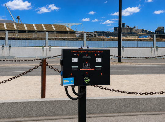 Borne de recharge pour véhicules électriques installée le long du quai portuaire.