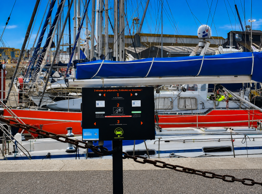 Panneau d'information numérique et instructions d'utilisation installés le long du quai de mouillage.