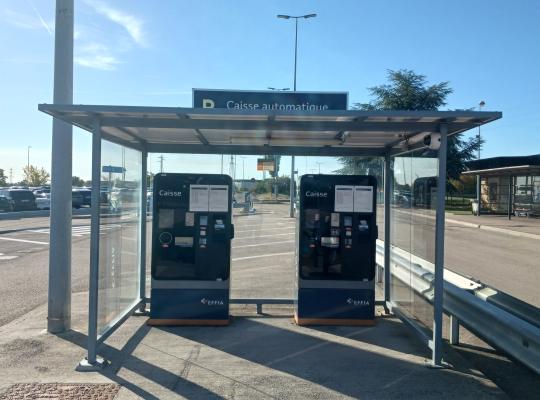 Deux bornes de paiement automatique EFFIA installées sous une structure vitrée abritée.