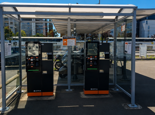 Automates de paiement EFFIA installés à l'abri sous un abri vitré réservé aux usagers.