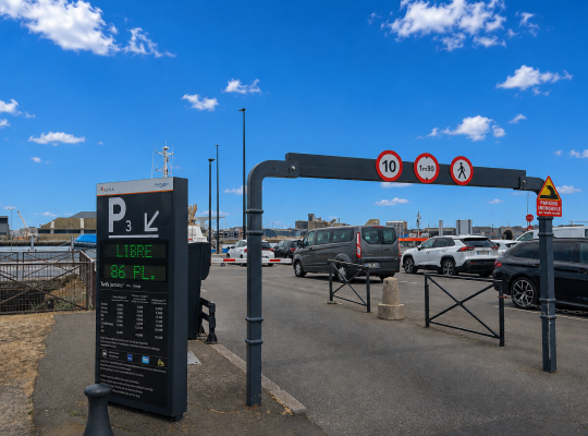 Accès au parking P3 équipé d'un portique de gabarit et d'un panneau d'affichage des places disponibles.