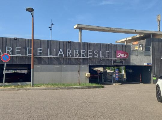 Vue extérieure du bâtiment de la gare de L'Arbresle intégrant l'accès au parking.