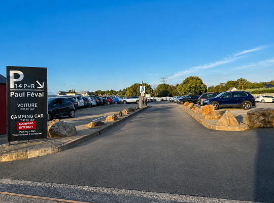 Entrée du parking relais Paul Féval avec panneau d'information tarifaire et allée d'accès.
