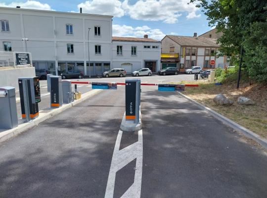 Voies d'entrée et de sortie d'un parking EFFIA équipées de bornes de contrôle et de barrières levantes en aluminium.