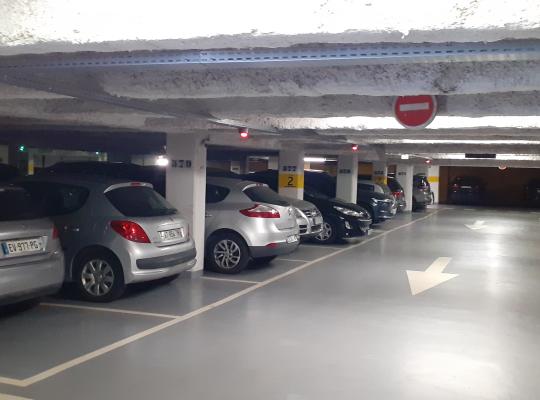 Niveau -2 du parking couvert Naolib Médiathèque avec places de stationnement balisées, flèches de circulation et voyants d'occupation.