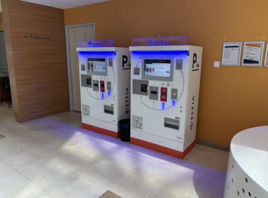 Bornes de paiement automatiques EFFIA installées dans le hall de l'établissement à côté des indications vers la trésorerie.