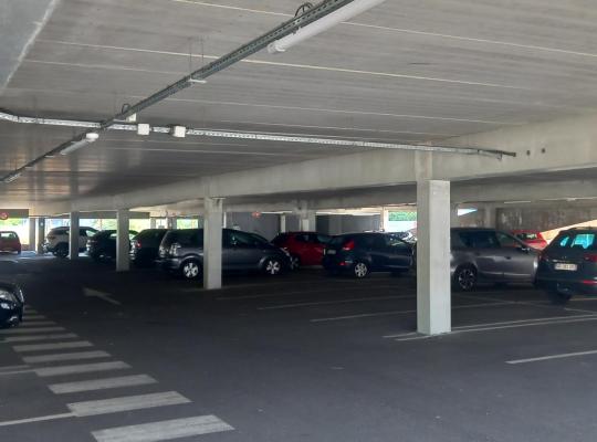 Emplacements de stationnement pour voitures à l'intérieur du parking couvert.