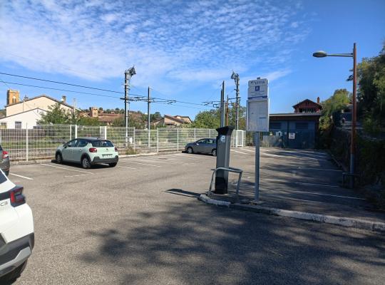 Parking extérieur découvert avec horodateur et panneau d'information EFFIA.