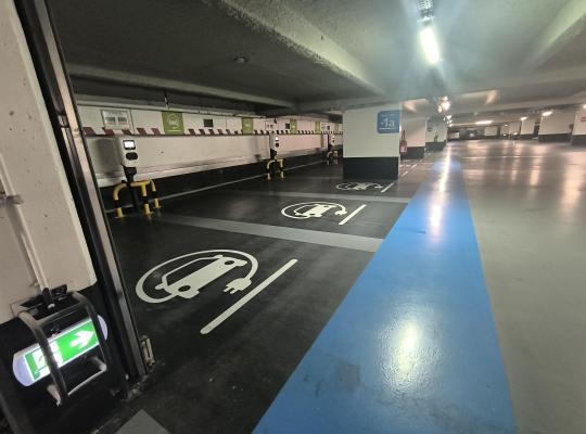 Emplacements réservés à la recharge des véhicules électriques avec marquage au sol et bornes murales au niveau -1a.