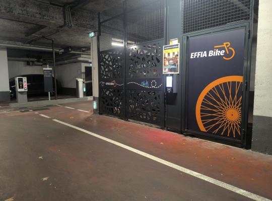 Enclos sécurisé EFFIA Bike réservé au stationnement des vélos dans le parking souterrain.