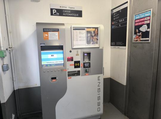Borne de paiement automatique Designa installée à l'intérieur du parking EFFIA Bagneux, à côté d'un ascenseur.