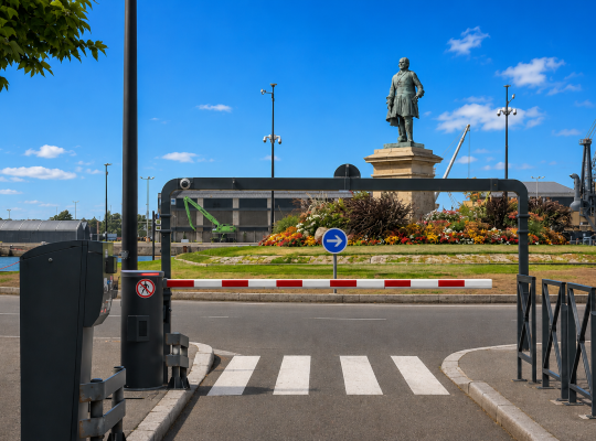 Voie de sortie sécurisée par une barrière automatique face à la statue de Duguay-Trouin.