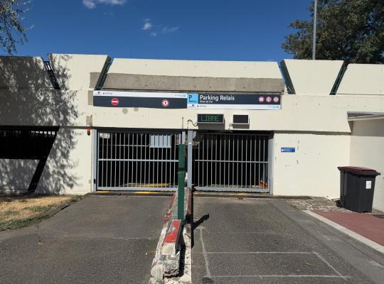 Accès extérieur au Parking Relais Bras de Fer EFFIA avec grille motorisée et panneau d'affichage « LIBRE ».