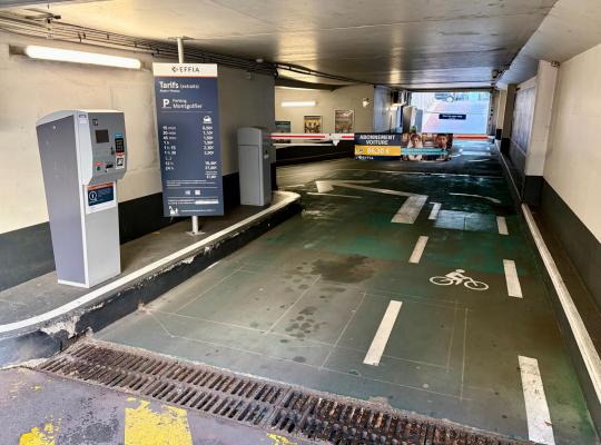 Borne de paiement automatique, panneau des tarifs et barrière d'accès sur la voie réservée aux véhicules au parking Montgolfier.