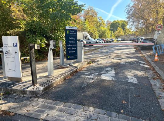 Borne de contrôle avec barrière levante et panneau indiquant un parking EFFIA réservé aux abonnés.