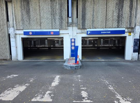 Façade extérieure de l'accès au parking Sabatier EFFIA présentant une voie d'entrée et une voie de sortie.