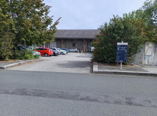 Entrée du parking de la gare avec panneau d'information EFFIA.