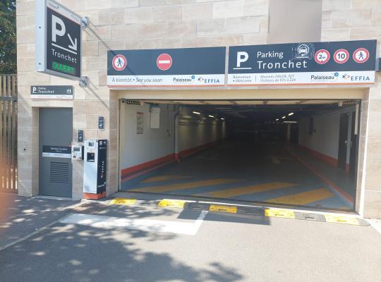 Entrée du parking couvert Tronchet avec signalisation et borne de ticket.