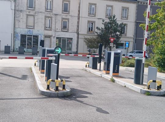 Voies de passage du parking contrôlées par des barrières automatiques.