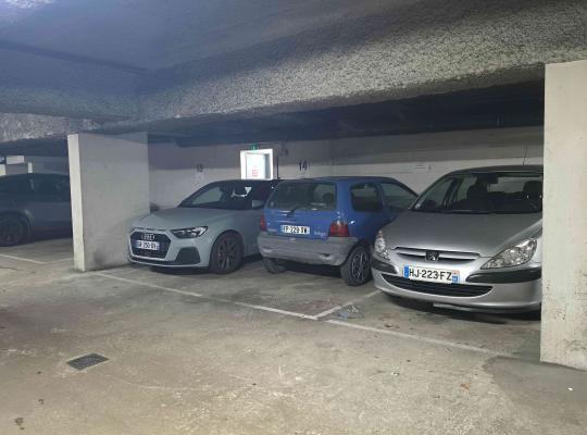 Voitures stationnées sur des emplacements numérotés dans un parking souterrain.