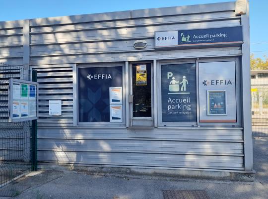 Local d'accueil du parking EFFIA avec guichet et affichage d'informations.